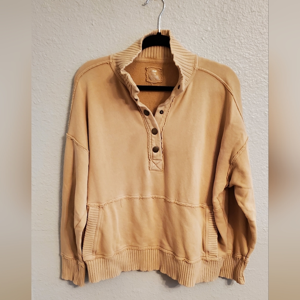 Aerie Oversized Camel casual sweater. Half snap, mock neck with pocket. Sz M